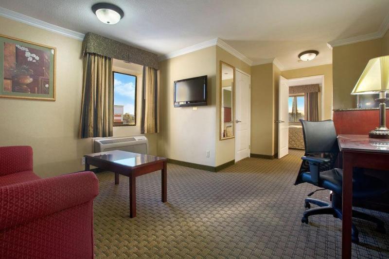 Howard Johnson By Wyndham Reseda & Hotel Los Ángeles