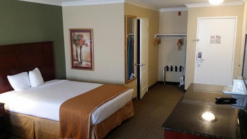 Howard Johnson By Wyndham Reseda & 3* Los Ángeles